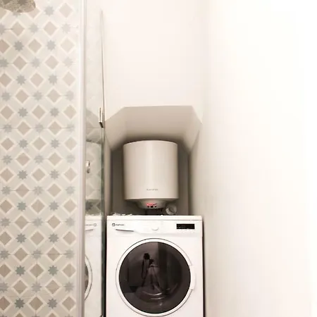 Small Studio With A/c In Historical Renovated Building * 波尔图